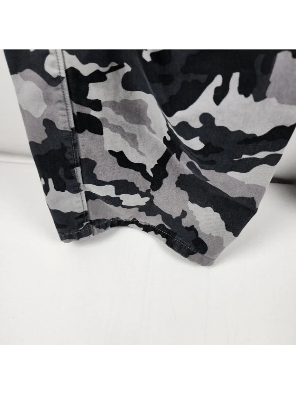 Levis Jeans Mens 40x30 Gray Multi Camo Cargo Straight Leg Denim